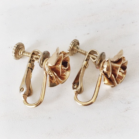 VINTAGE Gold tone rose screw back earrings - Picture 2 of 5